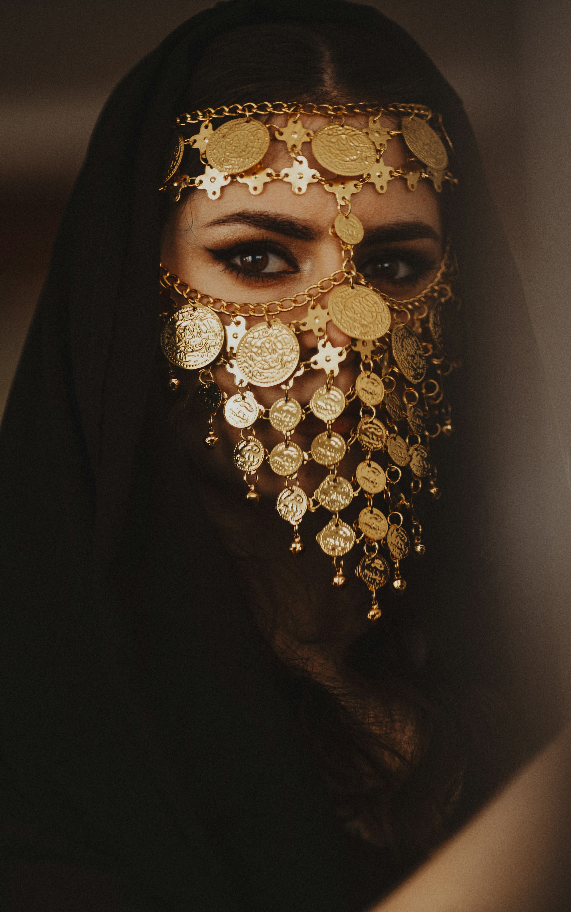 بورتريه فني بإكسسوارات ذهبية